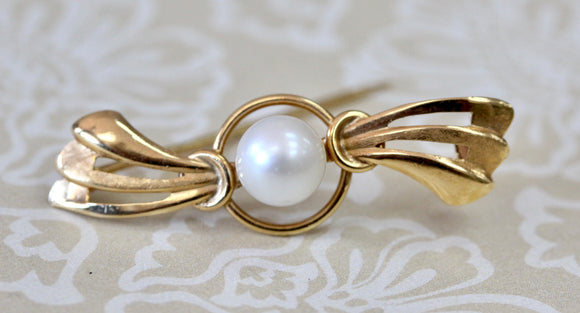 Cultured Pearl & Yellow Gold Pin