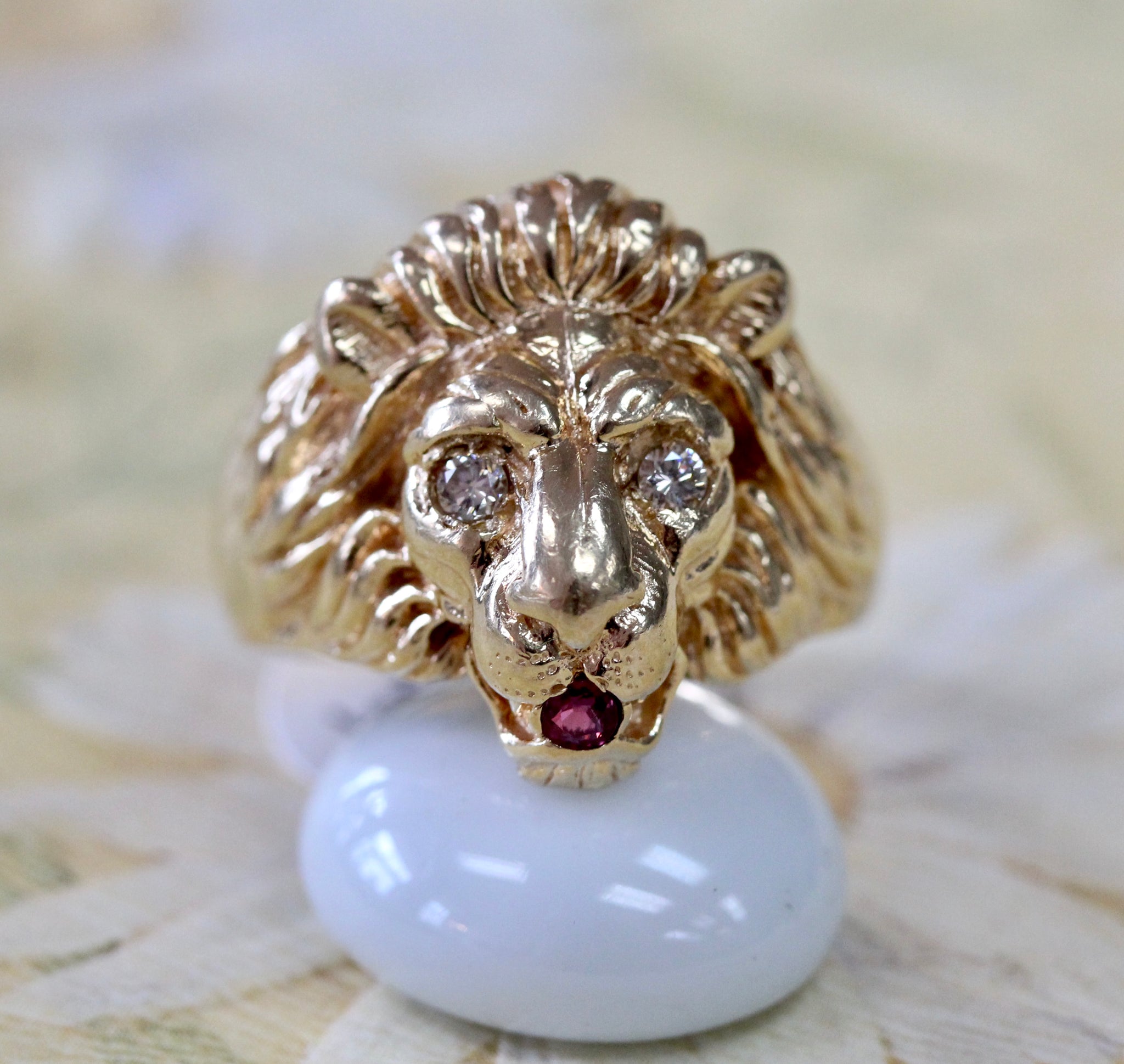 Gold lion ring with diamond eyes Clearance