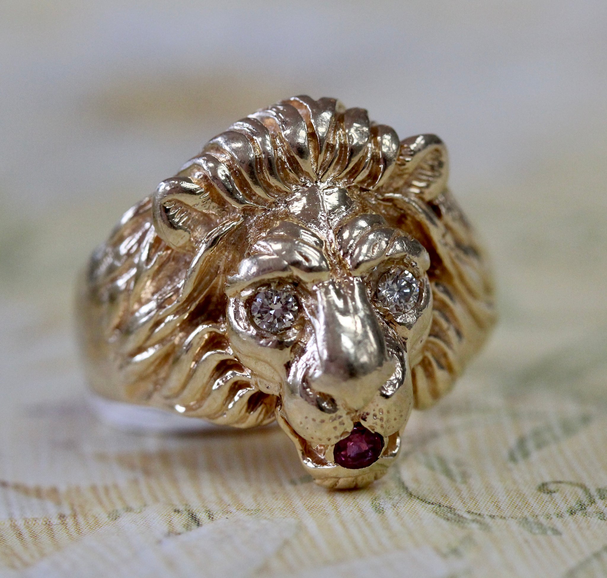 Gold lion ring with diamond eyes Clearance